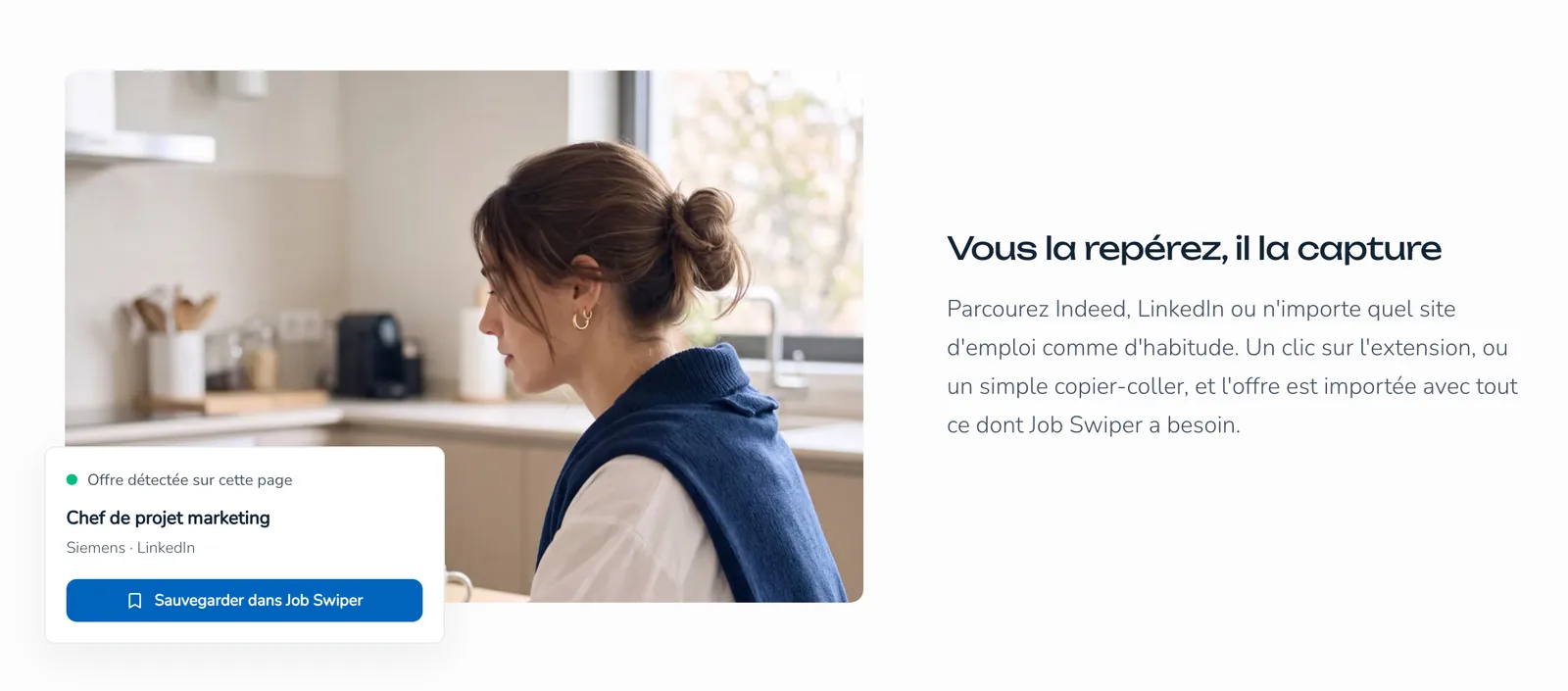 Section de la page d'accueil de jobswiper.ai : photo d'une candidate devant son ordinateur, carte Offre détectée sur cette page avec le bouton Sauvegarder dans Job Swiper, et le texte Vous la repérez, il la capture